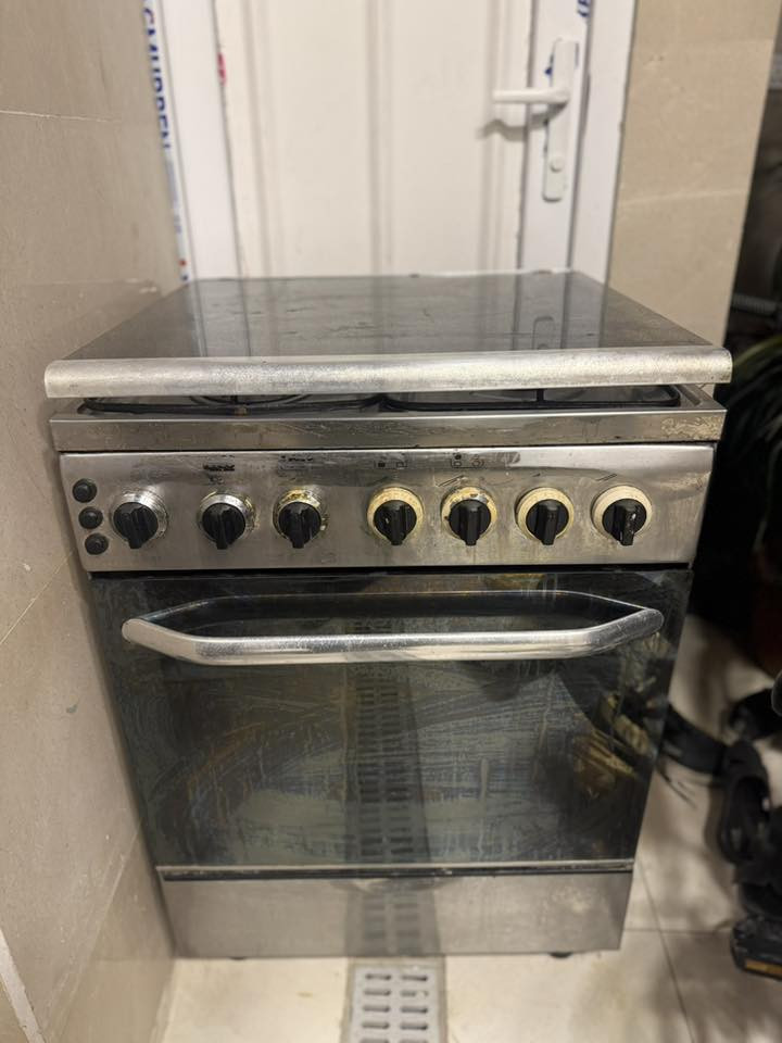 السلام عليكم 
طباخ فريش نظيف كله شغال السعر 90
مكان حي الاعلام
الاتصال واتساب ***********
