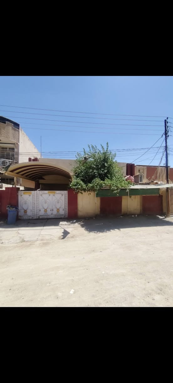 بيت للبيع طابو صرف المساحه 220
من الداخل نضيف فطر مابي صب كونكريت  ارضيه نضيفه وجديده 
العنوان شارع 60 شارع شارع الحسينيه خلف أسواق مني ماركت خلف التجاري سعر مناسب سعر قطعه
***********
