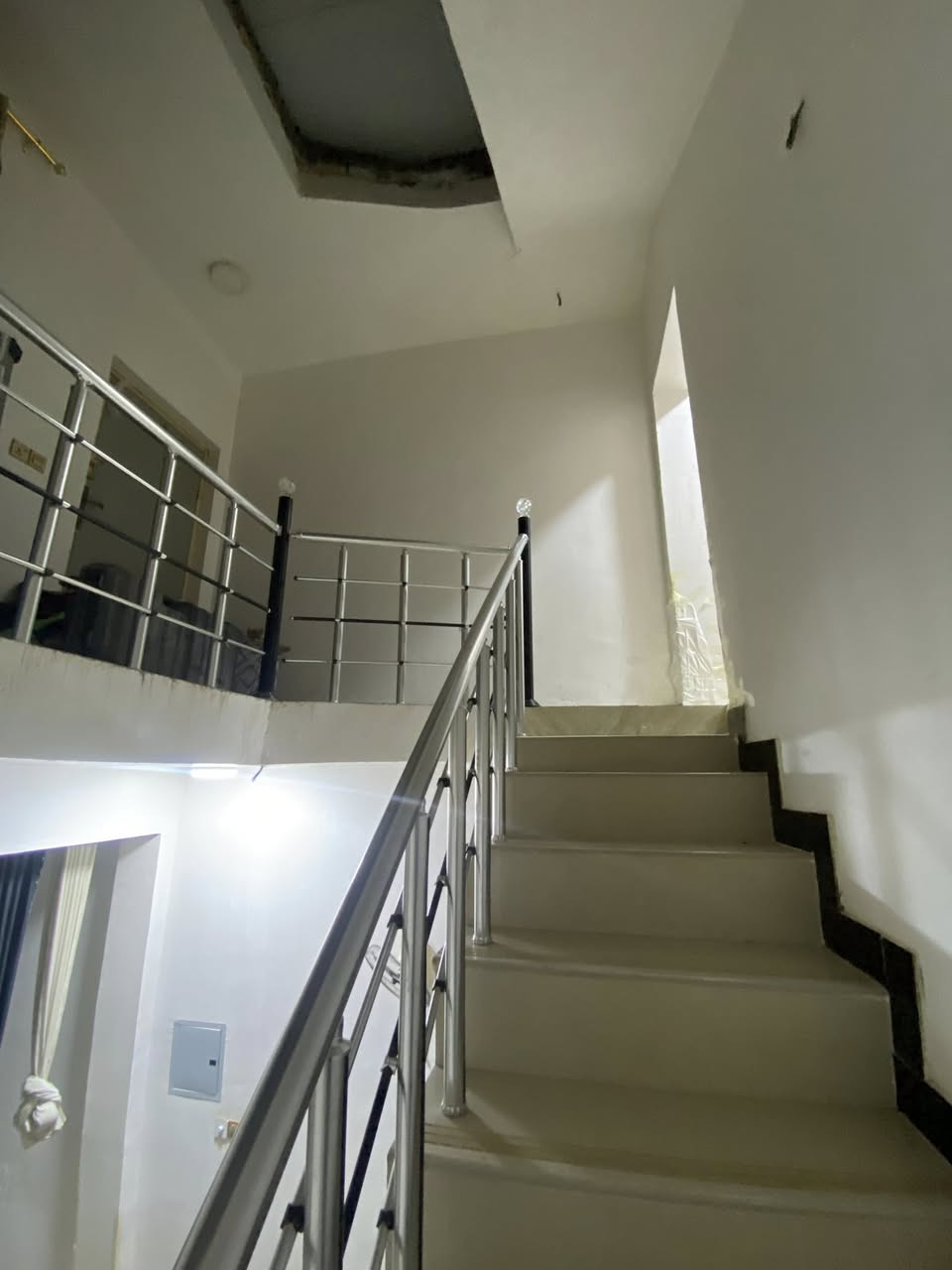 السلام عليكم ، بيت للبيع مساحة 100طولانيه ، بناء حديث طابق ونص صارله 4 سنوات مبني البيت
العنوان حي ملحق الفارس 
السعر الكلي 140
مطلوب اسكان 20 مليون ونص ، ينزلن من السعر
تسديد الاسكان 133 بالشهر
***********
