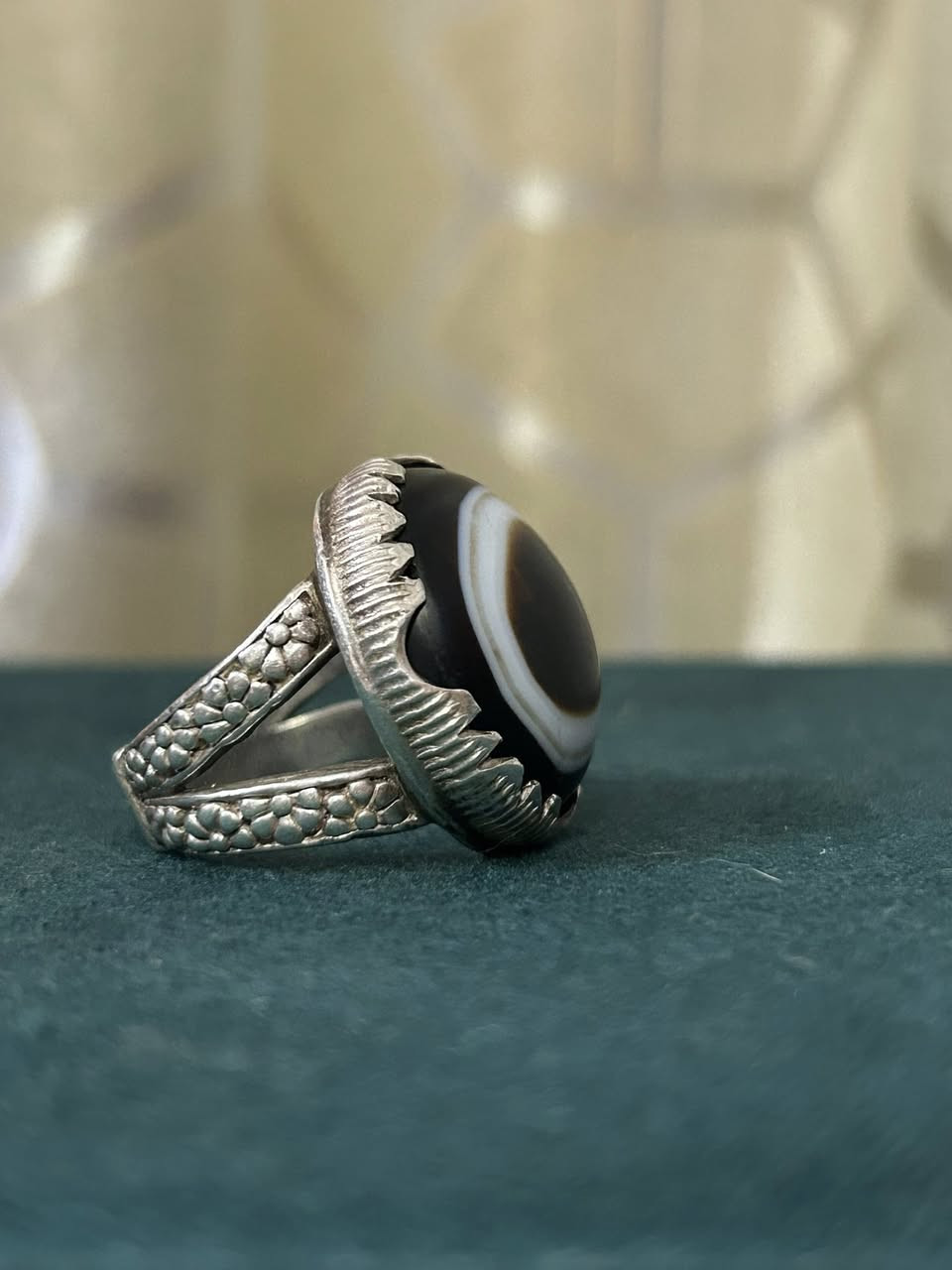 خاتم 💍فضة رجالي بحجر عقيق جزع دائري بقري ، صياغة يدوية ونقوش جانبية 
قياس ٢١
السعر💵 80الف دينار عراقي
 للطلب و الاستفسار مراسلة الصفحة 
او على رقم واتساب ***********
