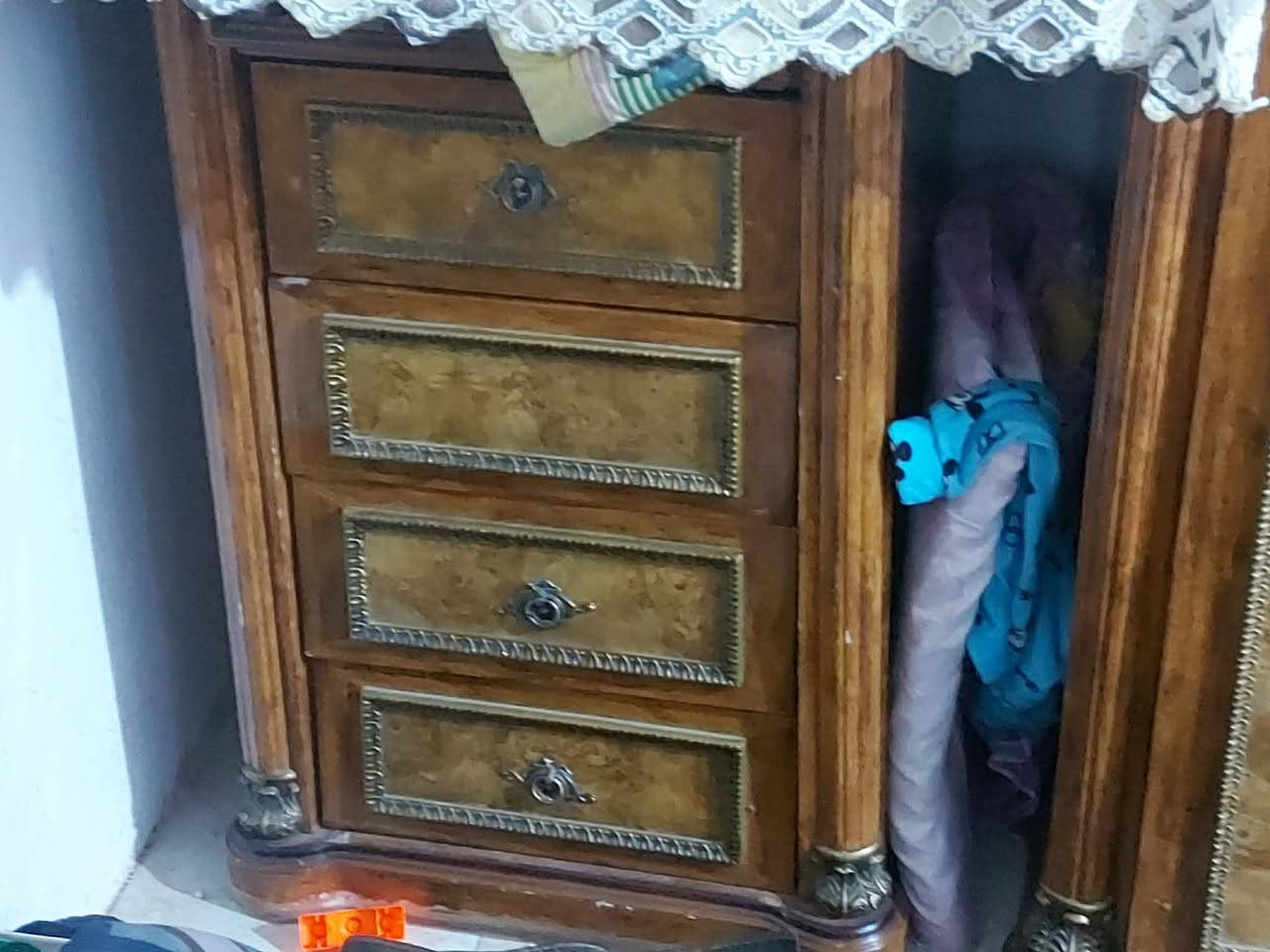 غرفه كامله ونظيفه للبيع 
٢٠٠ وبيها مجال للشراي 
مراسله خاص او الاتصال على رقم 
***********
عنوان كوت الزهراء شارع مستشفى الزهراء
