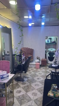 صالون كامل للبيع مع المواد والاغراض السعر مليونين فقط مساحة المحل ٣*٦ ...