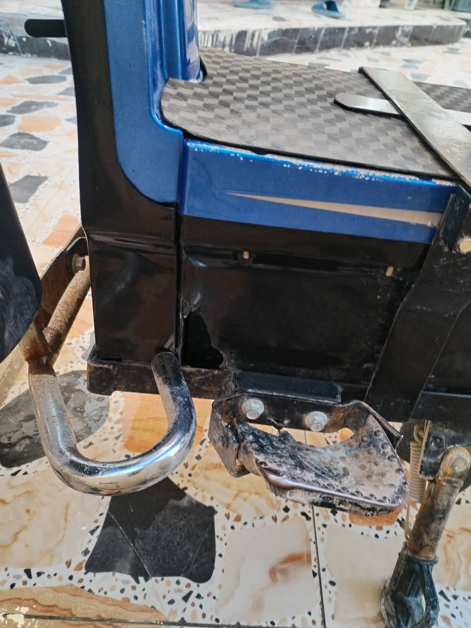 سلام عليكم موطور هارلي موديل 2024 كل شي مابي اي نقص مابي فقط السان مال الصندوك ماشيتقل وبطارياته نص عمر وهاي الضربه بي واضحه بلصوره
المكان الصقلاويه الشهداه الثانيه 
سعر 475 وبي مجال 
***********
***********
