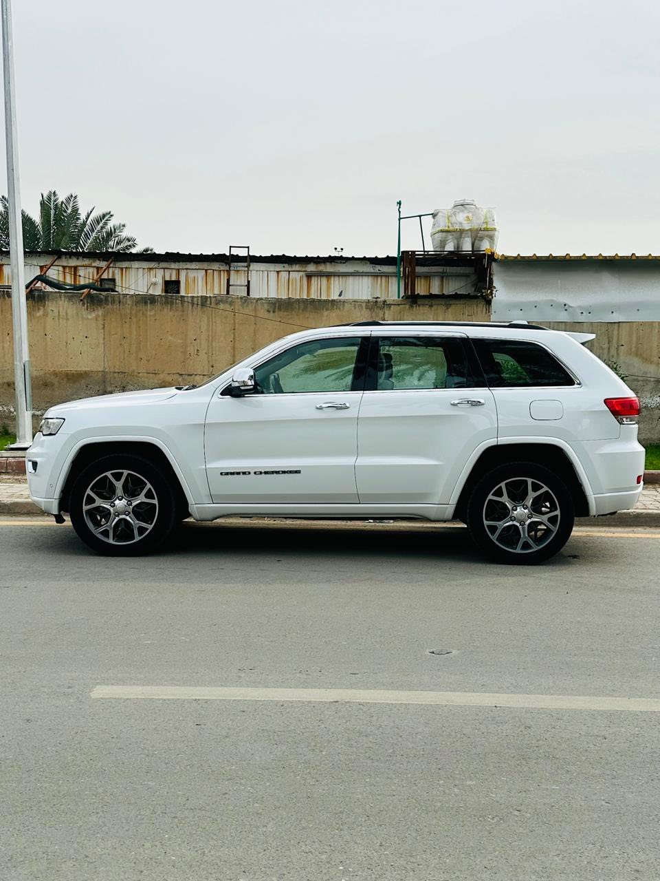 السلام عليكم للبيع
جيب  JEEP 🇺🇸🏁
جيب خليجي اوفرلاند اصل 

الموديل :2019 
المحرك :   V6 . 3.600
العداد : (70 الف).
اللون :ابيض ثلجي ☁️
نضام الدفع فور ويل 4/4 ماوس  

(الموصفات )
معروفة موصفات اوفرلاند 
فول موصفات 1/1 
مري  شفط واشارة 
مري قلاب ويه ال R
يدات ستيل اصل 
الداخل صاج ملكي   
جنطه كهربائي شفط 
دبل كزوز خلفي 
حساسات اماميه + خلفية 
سستم صوت 12 سماعة 
*دمام خلفي 
*جكات تصعد وتنزل 
*نضام صوت Alpine                                 
*فتحت سقف بانراما  ☀️
* لايت امامي خلفي LED . ⚡️
* كاميرا خلفية . 📷
* حساسات خلفية و امامي .
* ويل قياس 20.🛞
* مري هيتر .♨️
*نقطعة عمياء .
* تشغيل عن بعد . 
* ماوس .🖱️
*رادار خلفي 
*كشن كهرباء ⚡️
*اربع كشنات تدفئة و تبريد ☁️
* نظام خرائط GPS . 🗾
* شاشة كبيرة قياس 8.4 أنج  🖥️
* كير شفتر بالستيرن . 🏁
* اربع مودات قيادة ❄️
* مثبت سرعة . 
*مقاعد جلد لون بيجي امختم اوفرلاند 

مكفوله كفاله عامه حته الدعاميات من الحادث والصبغ   والكير والمكينه والاكسل والفورويل ممفتوح برغي بيهن السياره جديده بمعنئ الكلمة

رقم بغداد الدولي الجديد اب اسمي 

ملاحضه / بيها مكان PDR بسيط  ممبين ابد    
🔴مكان السيارة : بغداد العامرية 🔴
السعر 288 💵💵  السعر مناسب جدا بل نسبة للنضافة واسعار السوك 
للاستفسار اكثر الاتصال عل لارقام
 ***********☎️اتصال
