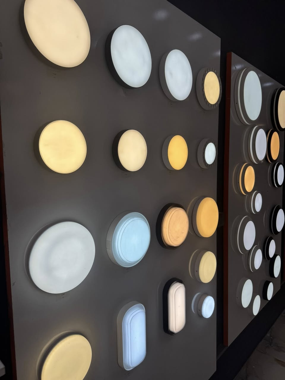 يسرّنا إعلامكم بافتتاح معرض الكهربجي – الفرع الثاني ✨
📍 الكائن في شارع الچاير الرئيسي – مقابل شركة ازمير.

معرض الكهربجي متخصص بتوفير جميع المواد الكهربائية والإنشائية، ونخدمكم بمجموعة واسعة من المنتجات الأصلية ذات الجودة العالية والضمان الحقيقي.

ويضم معرضنا عدة أقسام متكاملة تشمل:

▪️ قسم السويجات
▪️ قسم الإنارة
▪️ قسم الديكور
▪️ قسم ATS
▪️ قسم الكيبلات والأسلاك
▪️ قسم المواد التأسيسية
▪️ قسم المواد الإنشائية
▪️ قسم العدد اليدوية
▪️ قسم تصنيع البوردات

كل ما تحتاجه لمشروعك… متوفر لدينا تحت سقف واحد.

ننتظركم ونفخر بخدمتكم دائمًا 🤝
🔸 سويجات بأنواع متعددة من شركات عالمية رصينة ومنها :
1️⃣ Özen التركية   
2️⃣ BLT الاسبانية
3️⃣ BG الانكليزية 
4️⃣ Assos الصينية 
🪪 ضمان عام وشامل مدى الحياة .

🔶 هنا يبدأ الضوء…
قسم الإنارة لدينا صُمم ليمنحك حرية الاختيار بلا حدود.
كل ما تحلم به لمنزلك أو مشروعك — متوفر وأكثر.

🪪 ضمان عام وشامل لمدة(ثلاث سنوات-خمس سنوات) على جميع انواع الانارة .

🔶⚡ قسم ATS – حلول طاقة بلا انقطاع

في قسم ATS بمعرضنا نوفر تشكيلة متكاملة من
Automatic Transfer Switches من أفضل العلامات العالمية:

Schneider • ABB • Dorman Smith • CNC

سواء كنت تبحث عن أنظمة
Low Tension (LT) أو High Tension (HT)
ستجد لدينا كل ما تحتاجه لضمان استمرارية الطاقة لمشاريعك.

كل ما تتخيله في عالم التحكم بالطاقة… متوفر لدينا.

📍 الموقع: (شارع الجاير مقابيل شركة ارمير)
🕒 أوقات الدوام: (كل يوم من الساعه 8صباحا الى الساعه 11ليلا)
📞 للاستفسار: (***********-***********)

نرحّب بكم دائماً ونقدّم أفضل الأسعار وخدمة مميزة 🌟
