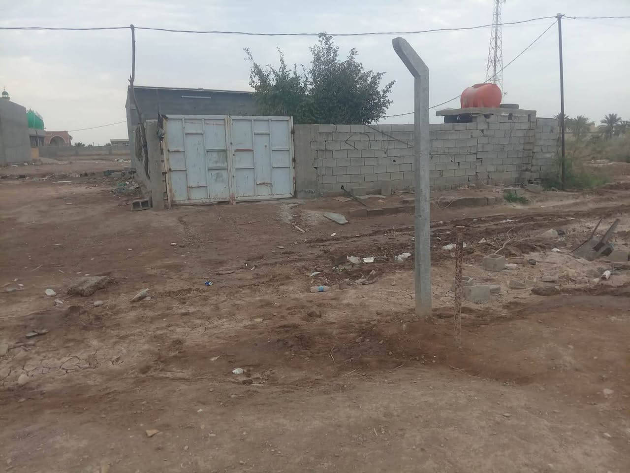 السلام عليكم دار لبيع مساحه ٢٥٠ م  رباط كونكريت 
يحتوي ع غرفتين وصاله ٤ /١٠مع  حمامات وحديقه بيت مال عائله وحده مع كافه الخدمات مولد خط يبعد عن مدرسه ٢٠٠ م  / المكان صويره في قريه العزه قرب محطه شرق البصره الاستفسار ***********
