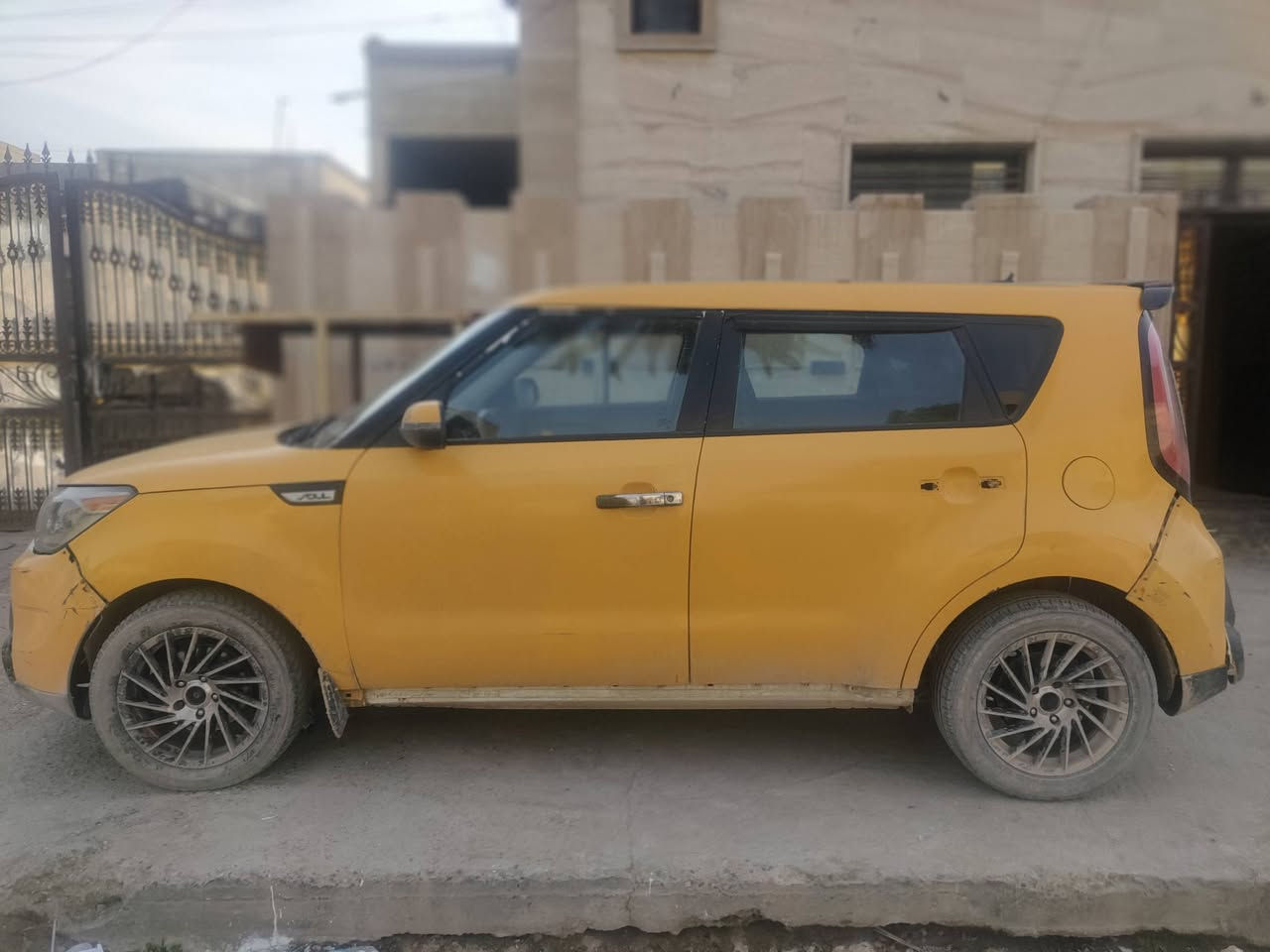 السلام عليكم 
كيا صول للبيع او مراوس موديل2014 مكينه 1600مكفوله شواصي ولغود
يوجد بيها طخطهات بسيطه رقم بغداد سنويه 2031تكسي
تحويل ثاني يوم نص فول السيارة السعر 90بيها مجال بسيط حك الجية
للستفسار خاص او على هاذا الرقم ***********
