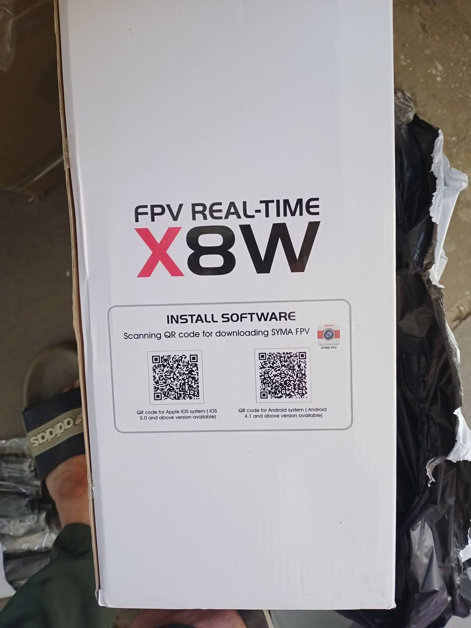 الصورة طائرة درون من نوع Syma X8W، وهي طائرة رباعية المراوح (Quadcopter) مصممة للمبتدئين والهواة، وتشتهر بقدرتها على نقل تصوير الفيديو المباشر للهاتف.المواصفات الفنية للدرون:الكاميرا: تدعم بث الفيديو المباشر (FPV) عبر الواي فاي إلى الهاتف الذكي، وتصور بدقة 0.3 ميجابكسل أو 720p حسب الإصدار.وقت الطيران: يتراوح من 7 إلى 10 دقائق تقريباً لكل شحنة.البطارية: سعة 2000 مللي أمبير (Li-Po) بجهد 7.4 فولت.مدى التحكم: يصل إلى حوالي 70 - 100 متر في المناطق المفتوحة.الاستقرار: مزودة بـ جيروسكوب سداسي المحاور (6-Axis Gyro) لضمان ثباتها أثناء الطيران، وتدعم ميزة "وضع بدون رأس" (Headless Mode) والشقلبة بزاوية 360 درجة.الحجم: تعتبر من الحجم الكبير (حوالي 50x50 سم).السعر في بغداد والعراق:حسب عروض البيع الأخيرة في الأسواق العراقية (لعام 2026)، تتراوح أسعار هذا الموديل (أو موديلات سيما المشابهة) كالتالي:السعر المستعمل/المعروض: يتراوح بين 35,000 إلى 80,000 دينار عراقي، حسب نظافة القطعة والملحقات المتوفرة معها.ملاحظة: تتوفر قطع مماثلة جديدة بأسعار تقريبية تبدأ من 45,000 دينار في بعض مراكز البيع في بغداد.هل تود معرفة كيفية ربط الكاميرا بهاتفك أو طريقة تشغيلها للمرة الأولى؟كراكيب أمازون‎ | ‎‏طائرة بدون طيار (درون) من نوع Syma X8W، وهي طائرة رباعية المراوح (كوادكوبتر) مخصصة للمبتدئين والهواة. تتميز هذه النسخة بقدرتها على نقل...‎ | Instagram١٨‏/٠٤‏/٢٠٢٦ — 5 likes, 0 comments - ka_amz на April 18, 2026‎: "‏طائرة بدون طيار (درون) من نوع Syma X8W، وهي طائرة رباعية المراوح (كوادكوبتر) مخصصة للمبتدئين والهواة. تتميز ه...Instagramدرون كبير تصوير للطلب خاص او واتساب ***********٠٧‏/٠٥‏/٢٠٢٦ — 13 likes, 0 comments - samarra_amz0 on May 7, 2026‎: "درون كبير تصوير للطلب خاص او واتساب ***********". ‎ Drone X8W, brothers, the large-sized piece. A top-grad...Instagramللبيع جديده غير مستعملة يوجد توصيل مكاني بغداد ***********السعر ٤٥٠٩‏/٠٥‏/٢٠٢٦ — May be an image of helicopter and text that says 'SYMA sy 14+ FPV. OCR: SYMA sy 14+ FPV REAL-TIME X8W III (((-) Wi-Fi (-)）Wi-Fi ansmias nyana - -TIMEVIDEOTRANSM...FacebookSyma X8W 2.4GHz FPV RC Quadcopter, WiFi 0.3MP Camera ...7-minute flight time. What's in the box: Quadcopter. Transmitter. WiFi Camera. 8 x Rotating Blades. 4 x Protection Frames. 4 x Landing Gears. USB Charging Cable...AdoramaSYMA X8W with 0.3MP WiFi FPV Camera (BLACK)Description. Characteristics : Charging time: about 120mins. Flying time: about 10 – 12mins. Flying distance: about 100m. Size: 48.5 x 48.5 x 19cm. Battery: 200...Maison Du DroneSYMA X8W RC Drone - AMOV LABFeatures: Headless mode function. With WiFi camera, can transmit the live image to your phone. 2.4 technology adopted for anti-interference. even more than one ...AMOV LABX8SW-D - Syma ToysMain specifications * Item No.: X8SW-D. * Wifi Camera : Photos/Video(1MEGA) * Battery: 7.4V 2000mAh Li-ion(included) * Charging time: About 150 minutes. * Flyin...Syma Toysللبيع درون x8w مكاني كوت سعر 80 - Facebook٢٨‏/٠٤‏/٢٠٢٦ — حماية شاملة )360°(: حساسات ذكية لتجنب العوائق من كل الاتجاهات، مع ميزة التتبع الاحترافي للأهداف. • تتبع كامل للأهداف حتى لو كنت تسوق دراجة تتبعك بذكاء بدون استخ...Facebook·تجمع محبي و هواة طائرات الدرون في العراق   طر السعر 35
