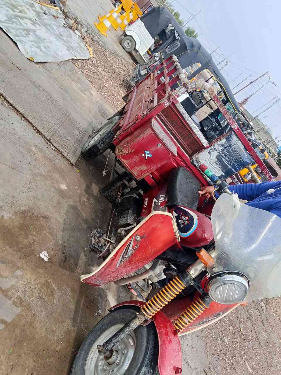 سلام عليكم ستوته للبيع دايوان موديل 2018 اوراق اصولي محرك مكفول من تنقيص وتبخير شاصي  مكفول كهربأيات شغاله بس عوزهة باتري المكان الشعله يم جسر الشعب السعر علا التصال الرقم ***********
