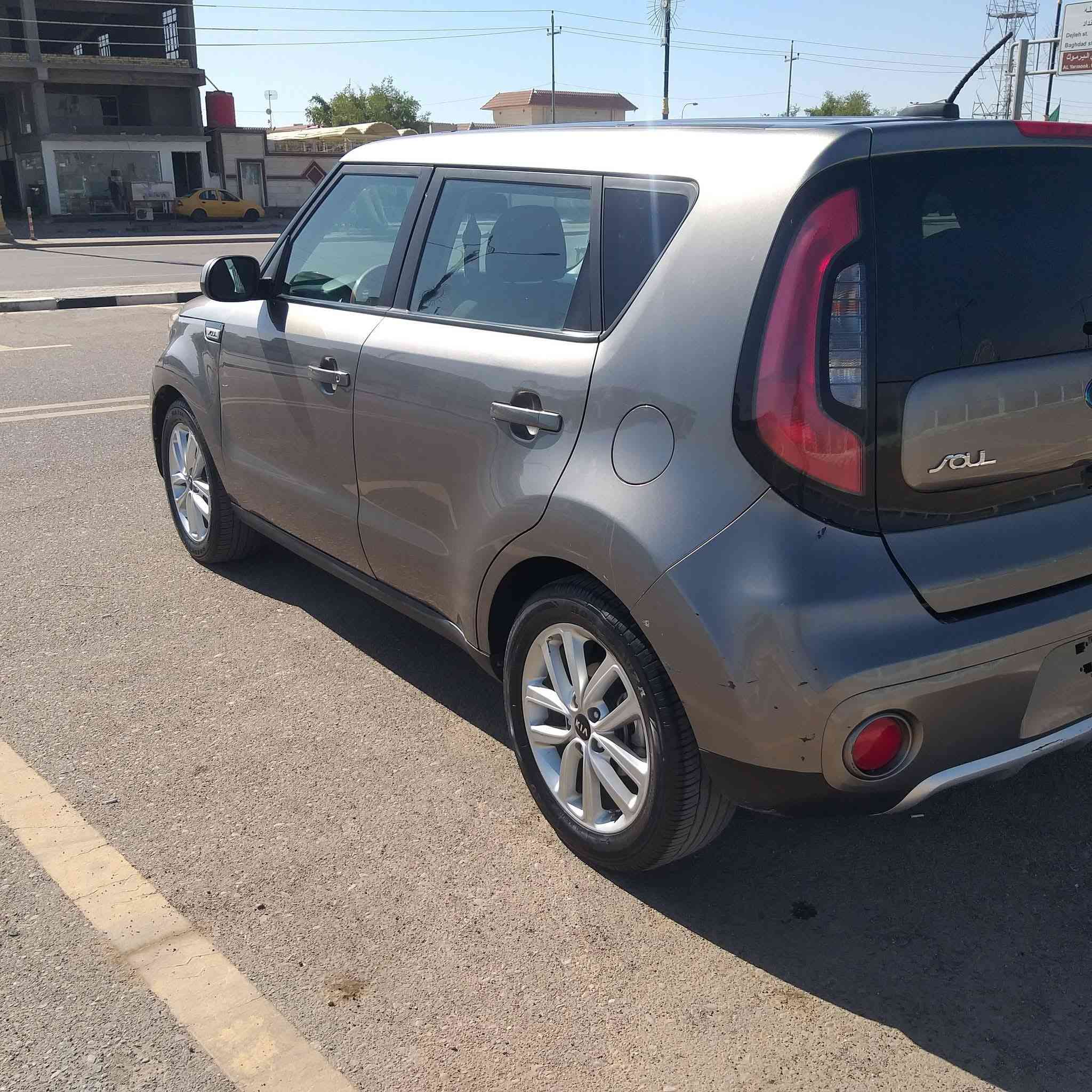 السلام عليكم
سياره كيا صول للبيع وارد امريكي موديل 2017 محرك 2000  سياره باسمي رقم ميسان تحويل جديده السياره حادث بسيط جدا موضح بالصور
مواصفات سياره الاعتياديه 
كأمره خلفيه 
حساس تايرات 
تحكم ستيرن
منفذ شخن 
ماشيه السياره 83ميل 
السعر المطلوب 120
للاستفسار اكثر اتصل ع رقم 
***********
