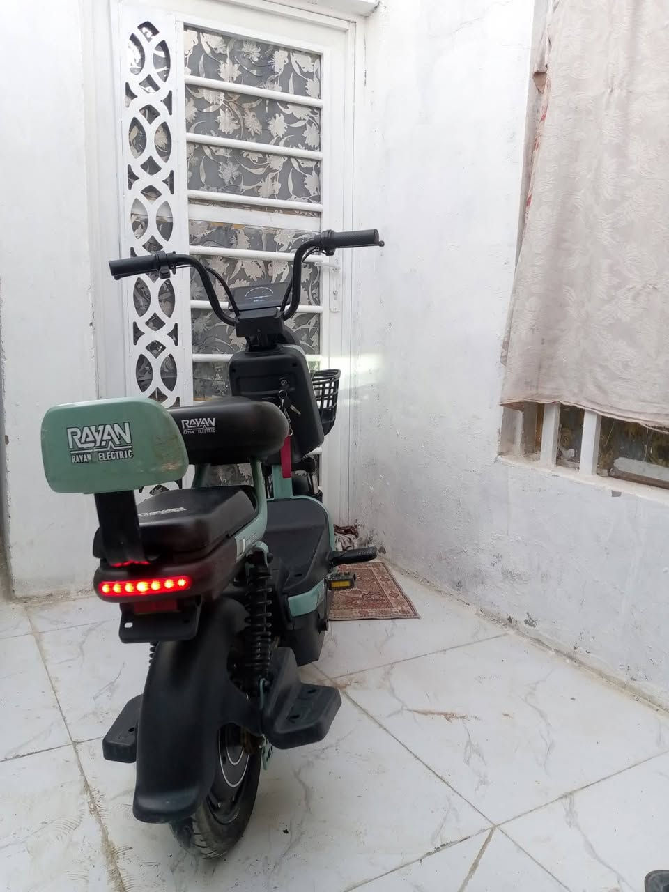 دراجة شحن حجم ١٤ شركة الريان الدراجة نظيفه وبطارياتها جديده والعقل شغال بس بيها خلل ما اعرف وين شحنته وبيها شحن فول بس من ادوس سكليتر متمشي الدراجة نظيفه وتمشي ٤٥ كيلو للشحنة الواحدة. السعر ٢٢٥ الف المكان حلة حي الجزائر الخاص مفتوح او الاتصال على الرقم ***********
