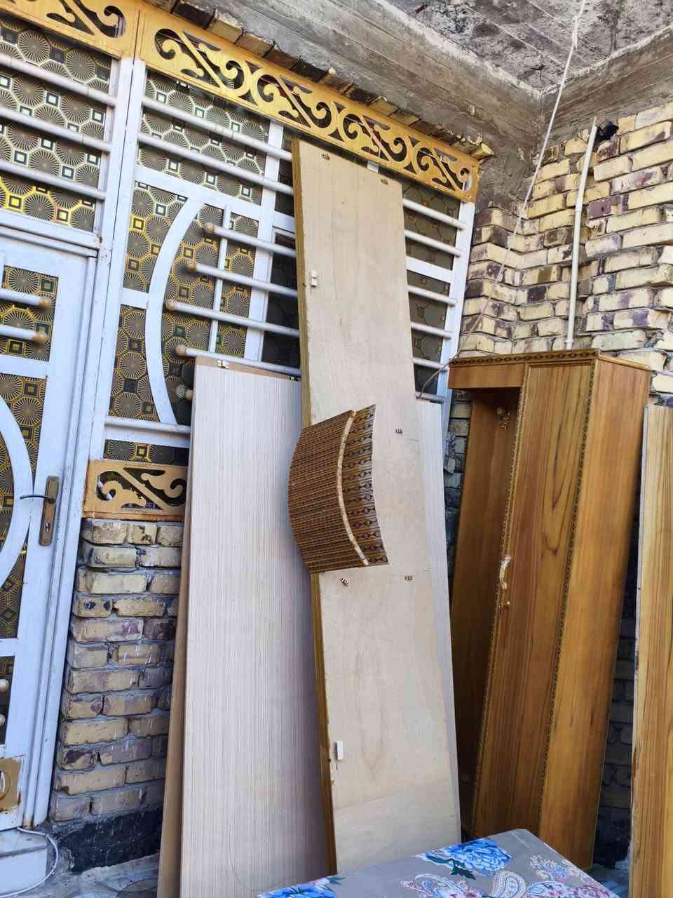 غرفه كامله ام الخمس ابواب غير مستخدمه  اشتريته البارحة واريد ابيعه لضيق المكان وماكامل الصبغ سعر 700 وبيه مجال  لتواصل على الرقم *********** واتساب  أو خاص علما ان الغرفه غير مشدوده مسبقا
