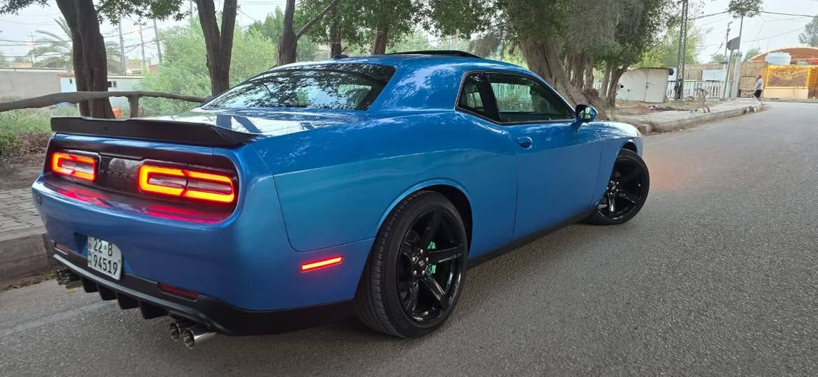 السلام عليكم ورحمه الله
دوج جالنجر 2023
لون بحري القديم
ماشيه ٢٩ الف
حادث طرف البنيد صبغ 
بدون ايرباك بدون ايرباك 
***********
