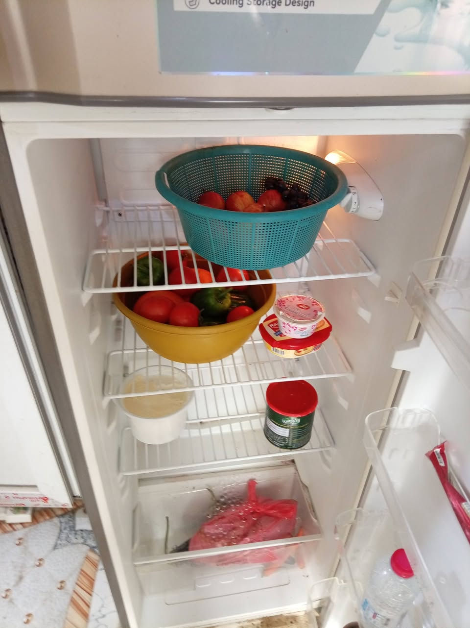 ثلاجة للبيع نظيفة استخدام سنة السعر قفل 300
للاستفسار الاتصال على الرقم ***********
