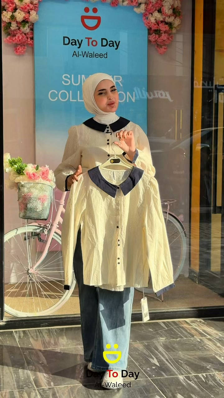 الأناقة تكمن في البساطة ✨
لمسة كلاسيكية بياقة سوداء تعطي تميزاً لا يضاهى لقميصنا الجديد من تشكيلة الصيف في Day To Day Al-Waleed.
قطعة مثالية لإطلالة ناعمة وراقية في كل الأوقات! 🤍🖤
للتواصل على الخاص  أو الاتصال على هذا الرقم :- ***********  توصيل داخل بغداد5000  والمحافظات 6000⁩⁩⁩
