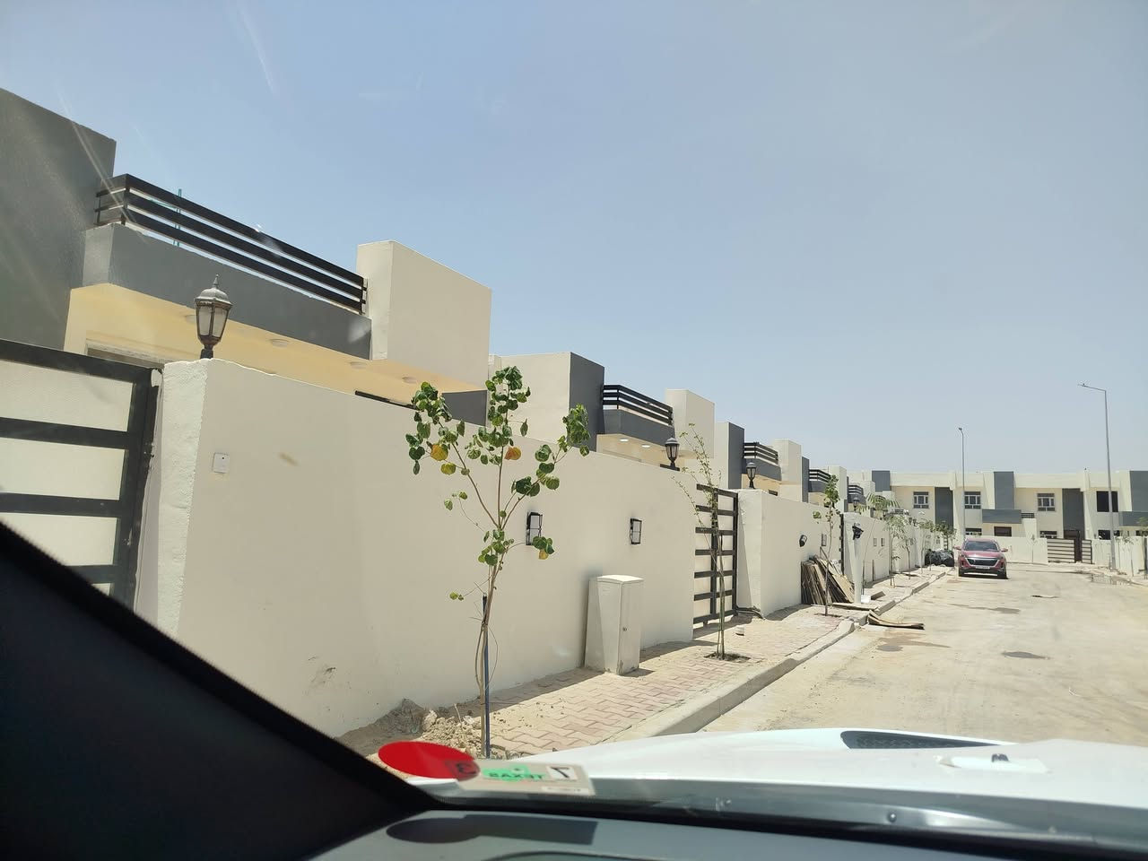 مجمع اشور السكني 2
بيت ٢٠٠ متر للبيع كامل وجاهز للسكن 
شارع 80
للاستفسار واتساب ***********
