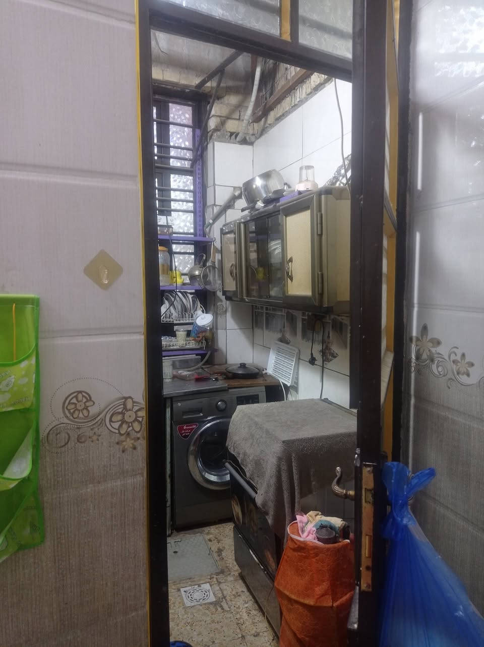 السلام عليكم بيت للايجار بسكينه الزراعي بدايه شارع البانزين خانه البيت بي صاله كبيره واستقبال وغرفه نوم ومطبخ وجاهز من كلشي تجي وتكعد كامل من كلشي للتواصل ***********
