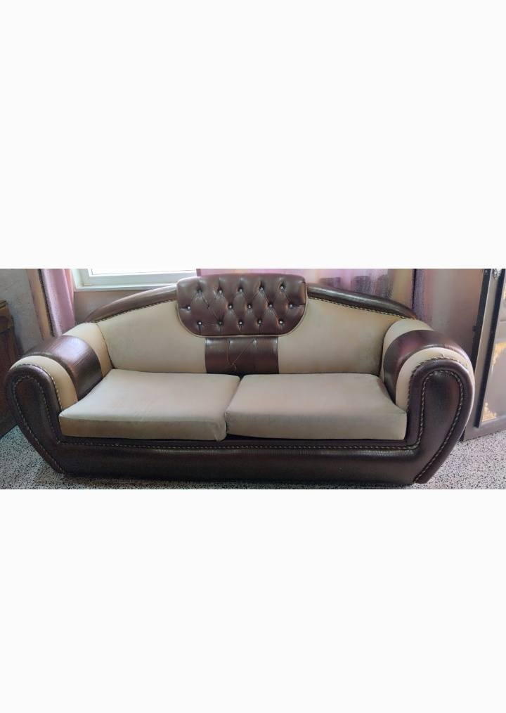 مرحبا عندي طخم للبيع ثنين كراسي وثنين قنبات***********
