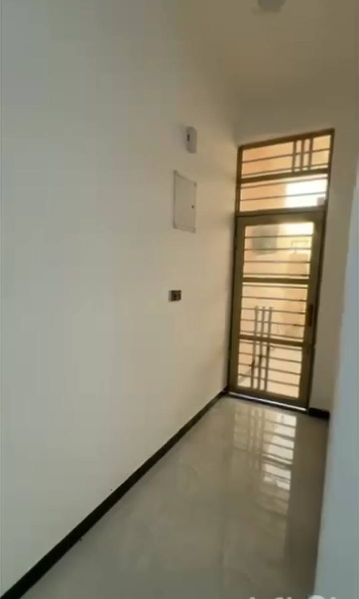 السلام عليكم دار سكن للبيع حديث غير مسكون البناء حديث درجة اولى في الكوت منطقة حي الحكيم نزلة علاء غريب بالقرب من الكورنيش يبعد عن الكورنيش 100م مساحتة 100م وشارعة 10م البناء طابوق درجة اولى والسقف صب مسلح والارضية والجدران سيراميك ويتكون البيت من غرفة وصالة ومطبخ واستقبال باب دفتري وصحيات داخلية وخارجية ومرقم من قبل البلدية السعر 45 وبي مجال الاستفسار الاتصال على هذا الرقم ***********
