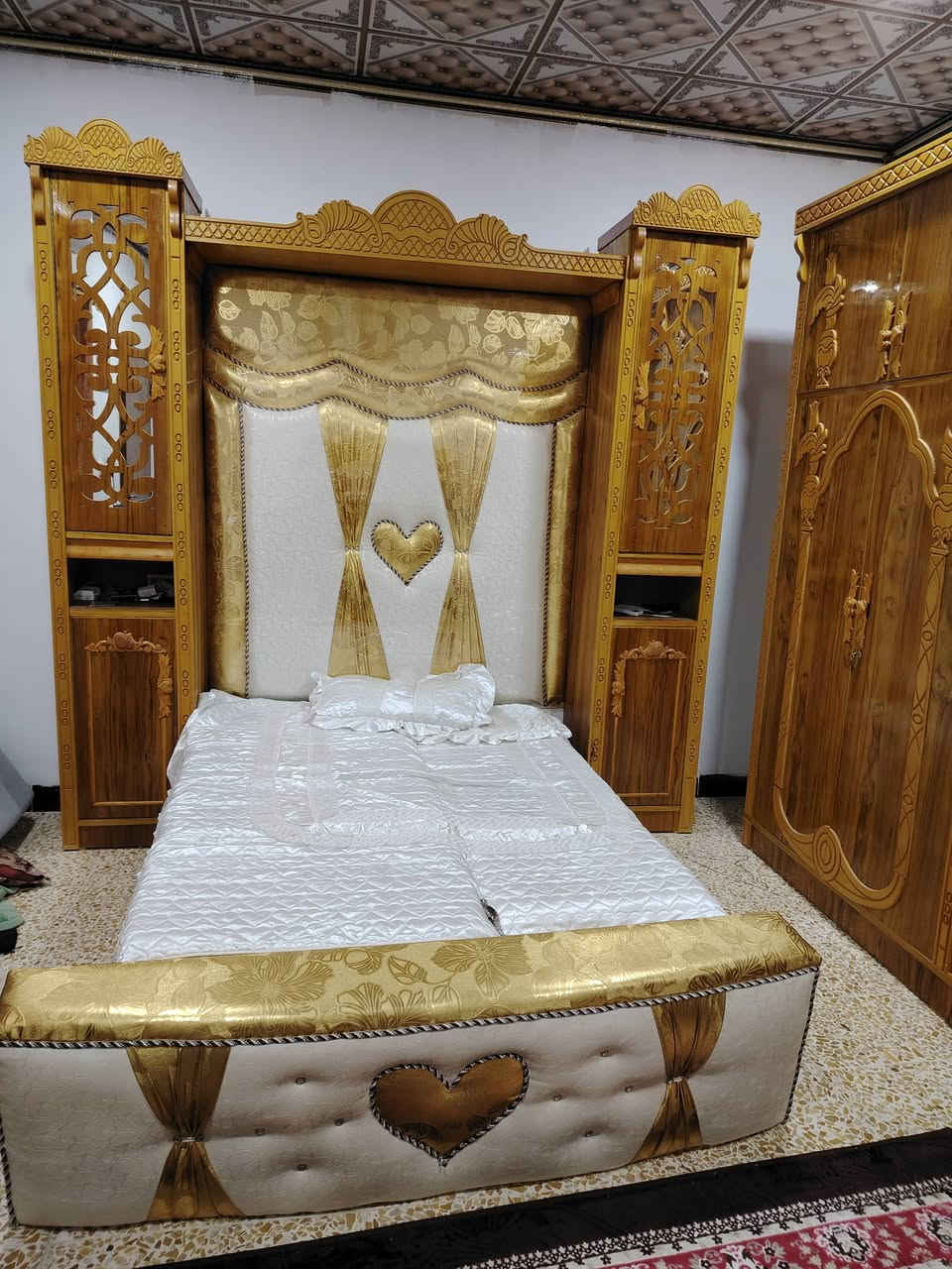 سلام عليكم هاي الغرفة لبيع شرط جديدة مكانها موصل ***********
