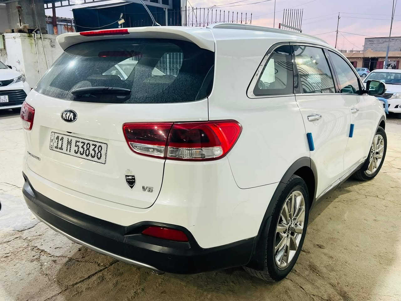 السلام عليكم 
للبيع 
كيا سورنتو2017 (كويتي) فول مواصفات
محرك : 6 سلندر
دفع رباعي (فور ويل) 
فتحة سقف بانورامية 
مقاعد جلد تبريد وتدفئة
ثلاث قطع تبريد
شاشة كبيرة 
كاميرا خلفية 
حساسات أمامي وخلفي
دخول ذكي وتشغيل بصمة
مثبت سرعة
 اوتو هولد 
أنظمة قيادة متعدد
صندوق خلفي كهربائي 
ستائر جانبية
موقع الانبار 
للاستفسار ع رقم صاحب سيارة
***********
