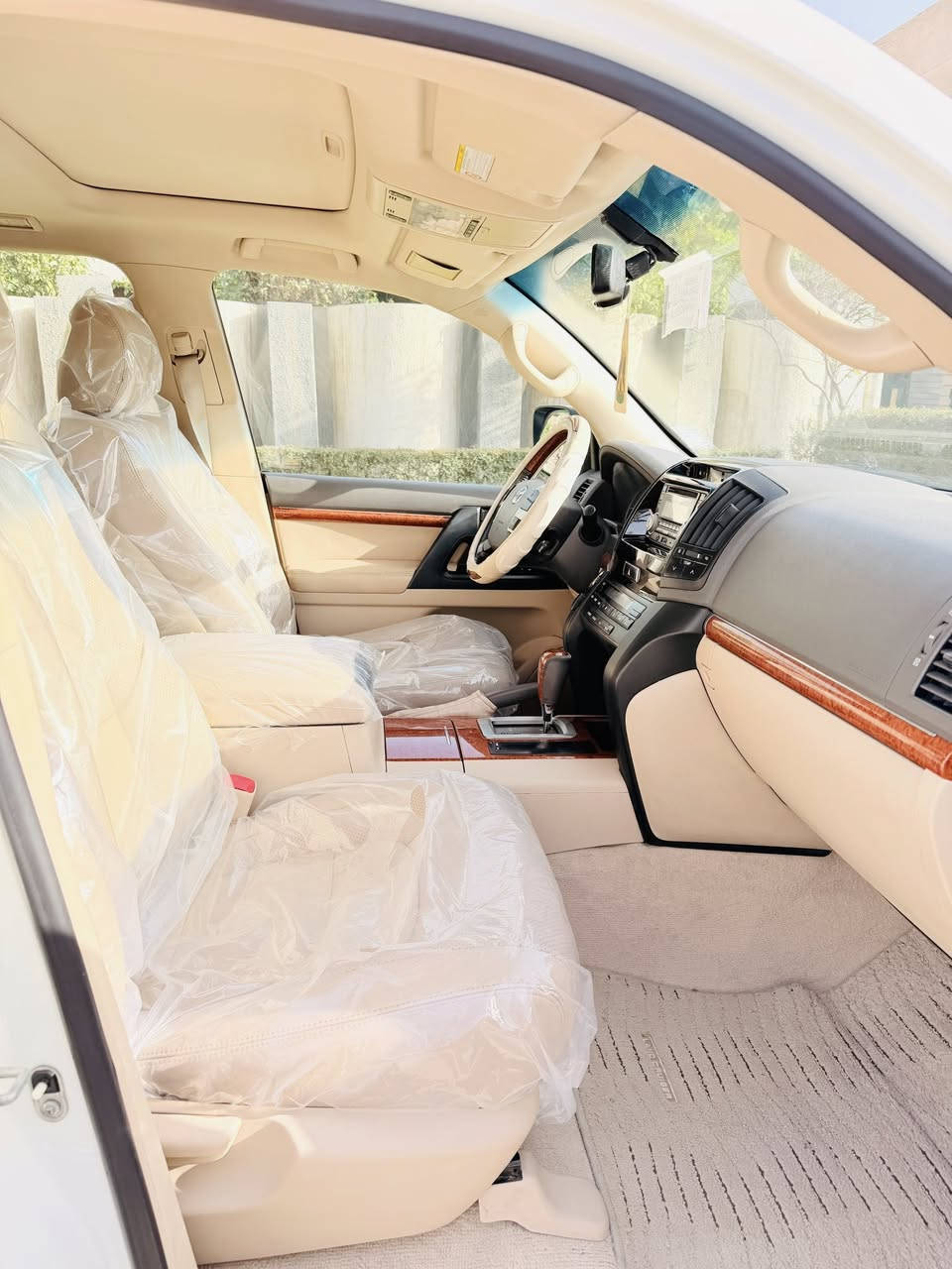 السلام عليكم للبيع لاندكروز 2012 بريم اصلي ماشية 98 وعالفحص السيارة كفالة عامة من كلشي ما عدا صبغ بين باب الصدر والجاملغ الامامي فقط والباقي كفالة من كلشي وكلش جديدة ونضيفة على ايدنا من الزيرو رقم بغداد الجديد باسمي السعر 317 ورقة وبيها مجال بسيط للاستفسار ((***********)) مكاني بغداد زيونة.
