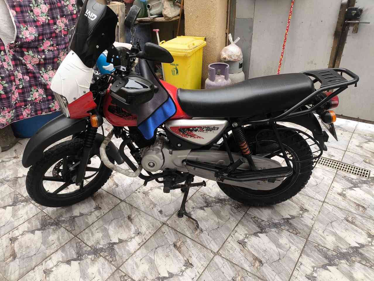 السلام عليكم دراجه بوكسر ٢٣مسجله ٢٢ الدراجه كفاله عامه ماشيه ١٣الف حقيقي تجي وتشوف 
السعر :٢٧٥٠وبيه مجال بسيط
 بسمي تحولي ثاني يوم 
الرقم:***********وتساب
الاتصال:***********
الصندوك والجادر هديه
