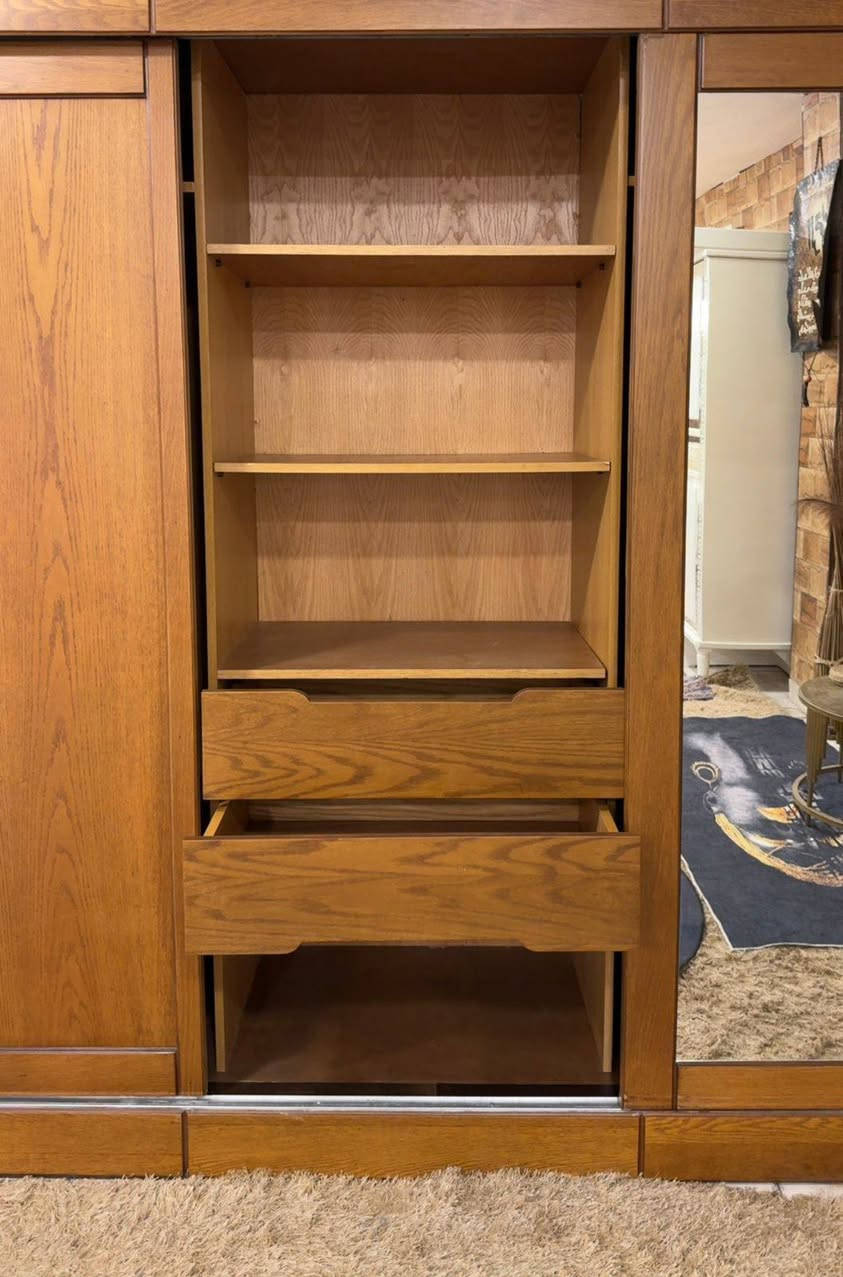 غرفة نوم ماستر فل كوالتي ثقيله جداً 🤍✨
( بتقسيمه داخليه مميزه ) 💛 عمق 60-سم ، خشب بلوط طبيعي 🪵 مع زان و لاتيه 18 اندونيسي 👌🏻 ( مواصفات و تفاصيل مميزه ✨ ) استعمال بسيط جداً بحال الوكاله الله يبارك لصاحب النصيب . (( بسعر مغري جداً 🏷️))

 .


**إذا كنت صاحب هذا الإعلان وتريد حذفه لأي سبب، رجاءا أرسل رسالة إلى الدعم الفني**