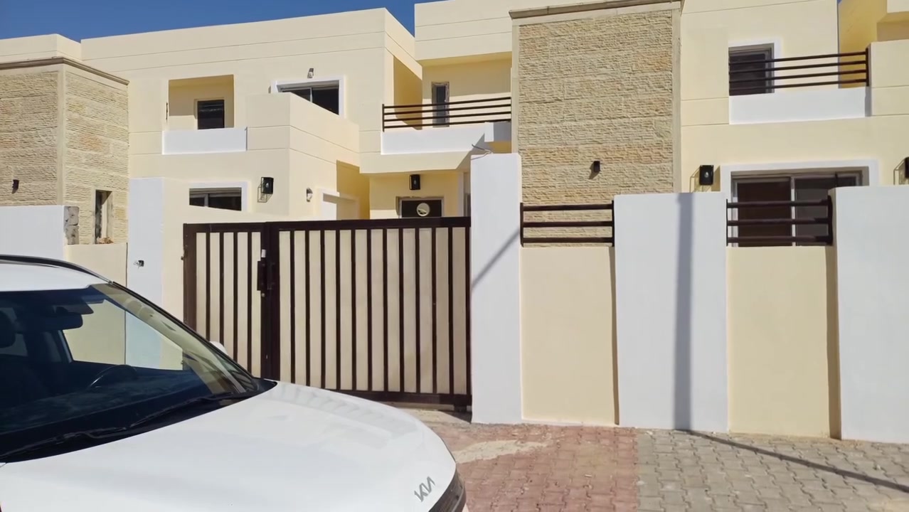 متوفر بيع 
بيت في الزون الثالث موقع مميز  وجاهز للسكن مع بعض التحديثات في البيت 
المطلوب 68 مليون وشهري 1مليون و600 الف فقط
بدون دفعات سنوية 
***********
