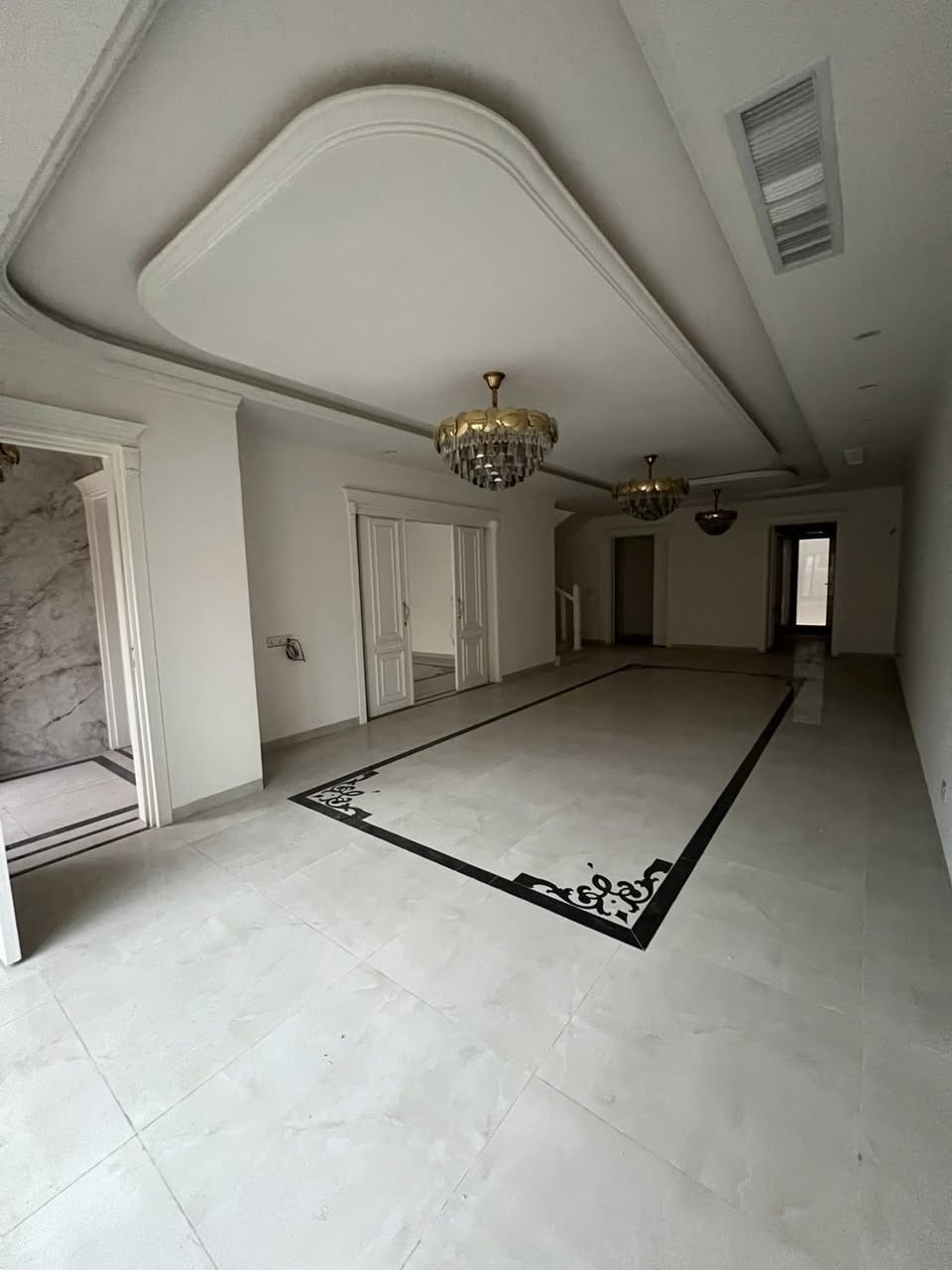 بيت للبيع في اربيل منطقة كويستان قرب بارك البيشمركه
مساحه ٢٠٠ متر 

بناء جديد درجه اولى والبيت مامسكون 

على شارع ٢٠ متر 

هاي الصور كدامكم وهذا فديو يوضح تفاصيل البيت 

*********** واتس اب

***********
