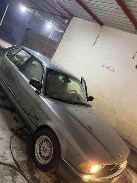 السلام عليكم     
‏  bmw 735 بيع او مراوس 
موديل 93
رقم بغداد الاماني 
محرك 35 
تبريد شغال
محرك كير شرط
ايرباك 
صاج ملكي 
ويل خليه اصلي 
كشان جلد ميكانيك 
سنتر لك تقفل سويج يصعد جام وتنزل فتحا
كهربائيات كلها شغاله 
لا جطل ولا تحوير سياره بلادياتها سليمه 
بيها طخه خفيفه بل بكلايت الايسر الخلفي معمره حلو 
صدر خلفي امامي جديد 
سعر 50 بيها مجال 
مكانها الانبار حديثه ***********

