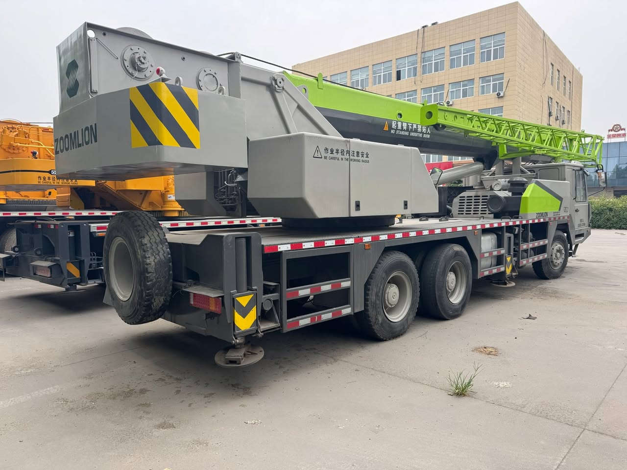 Selling a Zoomlion 25V5 crane in excellent condition, fully refurbished. Powered by Weichai engine with strong performance and meets China III emission standards. Equipped with push-rod operation for simple and easy handling. Brokers welcome. Export inquiries and trade-in deals available: 15670777911 WhatsApp: +86 15670777911


**إذا كنت صاحب هذا الإعلان وتريد حذفه لأي سبب، رجاءا أرسل رسالة إلى الدعم الفني**