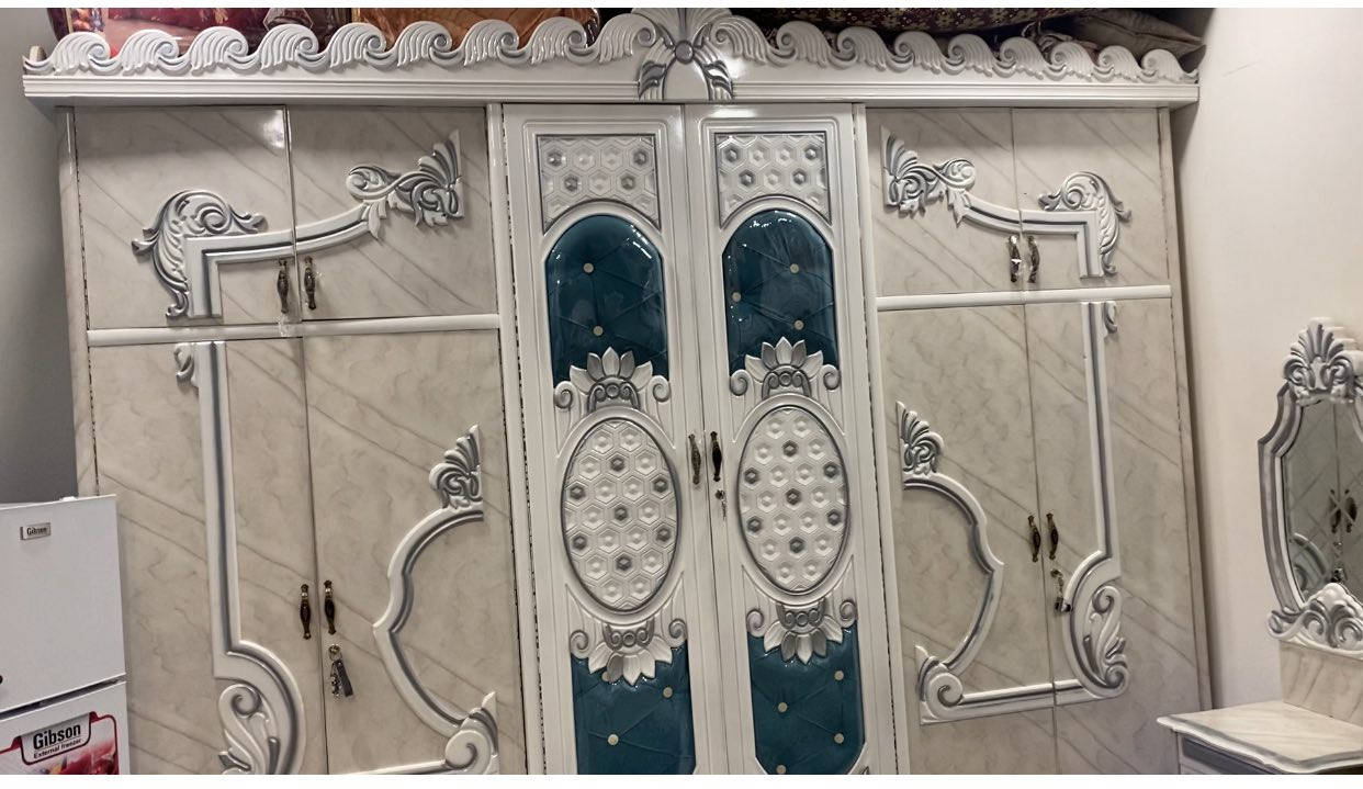 السلام عليكم عندي غرفه تفصال تركي شغل عراقي  نضيفه معنه كلامه. شخط مابيه ولا ضربيه ماصارلي. 6شهر من ماخذه  لا بيه ضربه ولا شخط كروت سياره عله ربع مرات  حته حله من صور  مكان غرفه بغداد ابو غريب  رقم ***********
