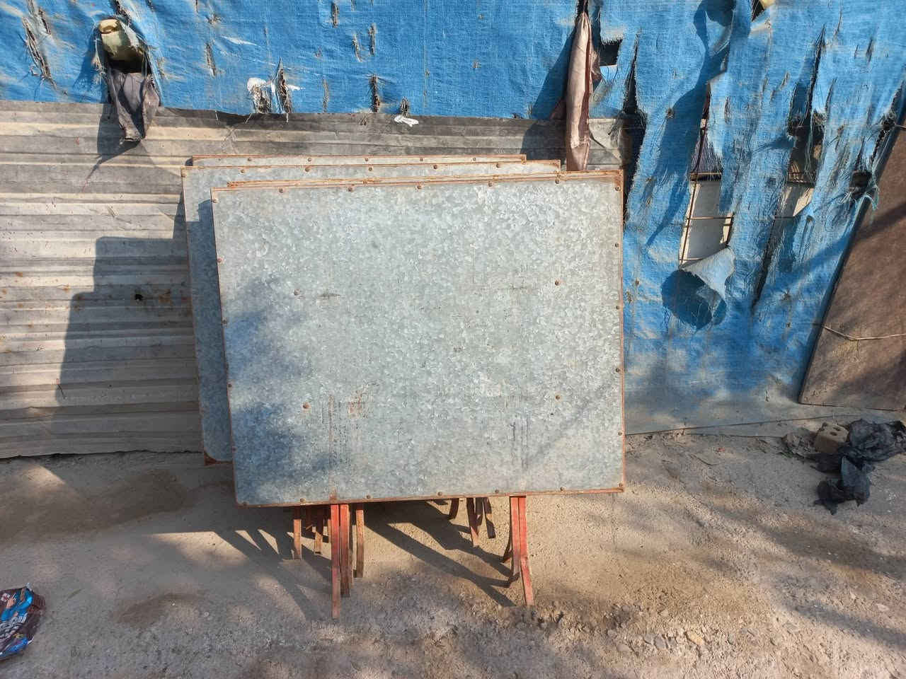 كراسي البيع عدد ٢٢ سعر واحد ٥٠٠٠ تلاف طبلات عدد ١٠ سعر طبله ٣٠٠٠ ألف ميز حديد ثقيل سعر ألواحد ٣٠ ألف عندي ٣ أميوزه*********** مكان بغداد لامين أسكينه
