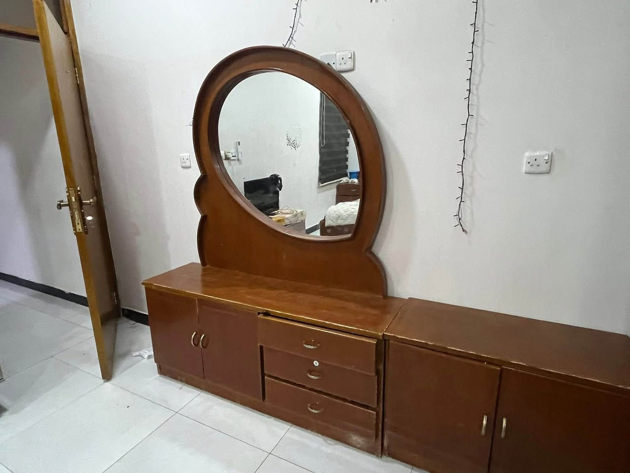 غرفه نوم صاج عراقي مستعجل على بيعتها 400 بيها مجال شي قليل و 7قطع و ملحق داخلي التواصل على هاذ الرقم وتساب *********** المكان الدوره

