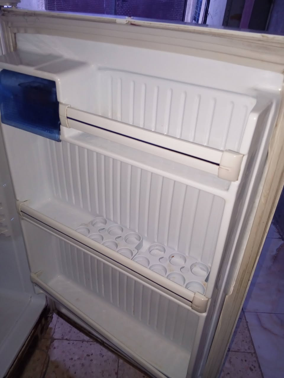 لسلام عليكم ثلاجه الحجم الكبير شغالة فوك جوة مداخلة تصليح ابد سعرها ١١٠المكان جميلة ***********
