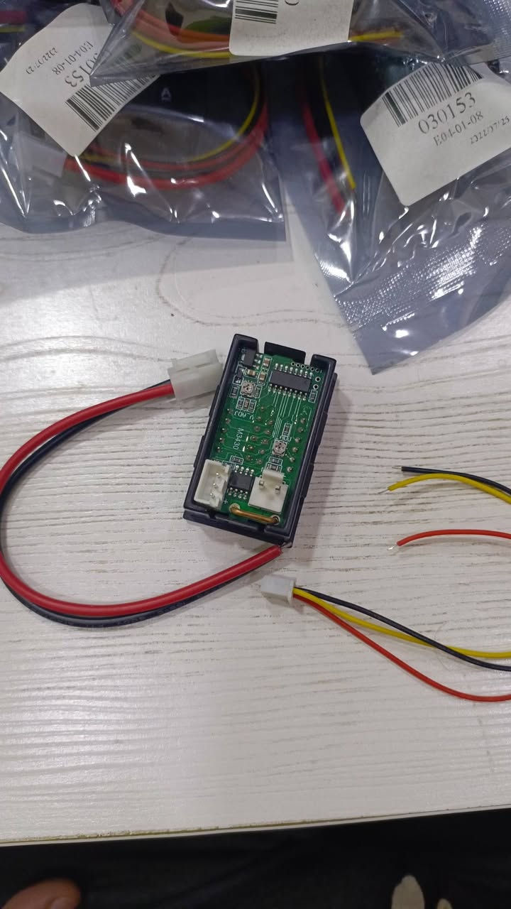 هذا الجهاز هو مقياس جهد وتيار رقمي (فولتميتر وأميتر) يعمل بالتيار المستمر، يستخدم لقياس ومراقبة مستويات الطاقة في الدوائر الكهربائية. 
نوع الجهاز: مقياس لوحة رقمي مزدوج (Digital Panel Meter). 
الوظائف: قياس الجهد الكهربائي (فولت) وشدة التيار (أمبير). 
نطاق القياس الشائع: عادة ما يقيس جهداً يصل إلى 100 فولت وتياراً يصل إلى 10 أمبير. 
المميزات: شاشة LED مزدوجة اللون (غالباً أحمر للجهد وأزرق للتيار) لسهولة القراءة. 
الاستخدامات: يستخدم في السيارات، الدراجات النارية، وأنظمة الطاقة الشمسية لمراقبة الشحن والاستهلاك. 
++++++++++++++
السعر 25 الف الحجز على الخاص


**إذا كنت صاحب هذا الإعلان وتريد حذفه لأي سبب، رجاءا أرسل رسالة إلى الدعم الفني**