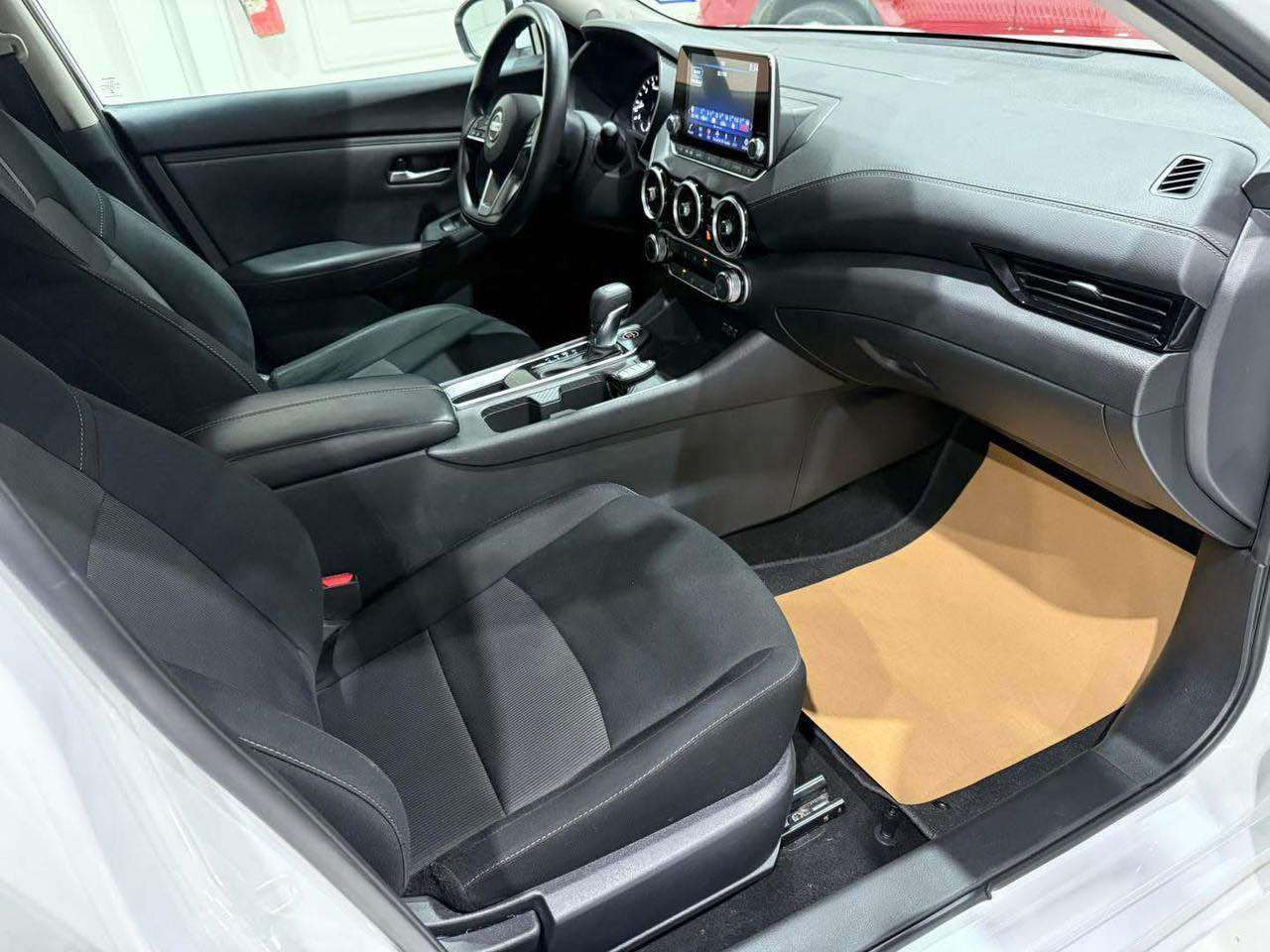 � نيسان سنترا 2023 – وارد أمريكي

 • الموديل: 2023
 • المحرك: 4 سلندر 2.0L
 • ناقل الحركة: أوتوماتيك
 • الدفع: أمامي
 • اللون: (ابيض)
 • الممشى: (46500)

 الحالة:

 • ضربة في الصندوق الخلفي فقط
 • لا توجد أضرار في الأيرباك
 • السيارة شغالة وجاهزة
 • فحص بأي مكان

 المواصفات والتجهيزات:

 • رادار أمامي
 • حساسات
 • نظام النقطة العمياء
 • تحذير الخروج عن المسار
 • مثبت سرعة
 • تحكم من الستيرن
 • نوافذ كهربائية
 • شاشة + بلوتوث
 • تكييف ممتاز
 • كاميرا خلفية
 • ABS + Airbags
مخرج USB+تايب سي للشحن 

 السعر: (15,000)
 الموقع: (بغداد/ حي العامل)
 للتواصل: (***********) بغداد, العراق
