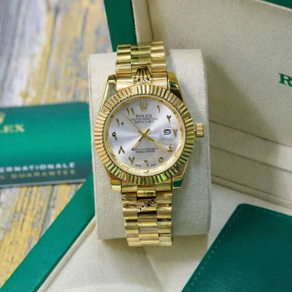 لونها رمادي لامع بتأثير Sunburst
أرقام رومانية ذهبية مرتبة بشكل راقي
عقارب ذهبية متناسقة
نافذة تاريخ عند الرقم 3 مع عدسة مكبرة
🔸 الطابع العام: تجمع بين الفخامة والكلاسيكية، مناسبة للمناسبات الرسمية واللبس اليومي الأنيق.


**إذا كنت صاحب هذا الإعلان وتريد حذفه لأي سبب، رجاءا أرسل رسالة إلى الدعم الفني**