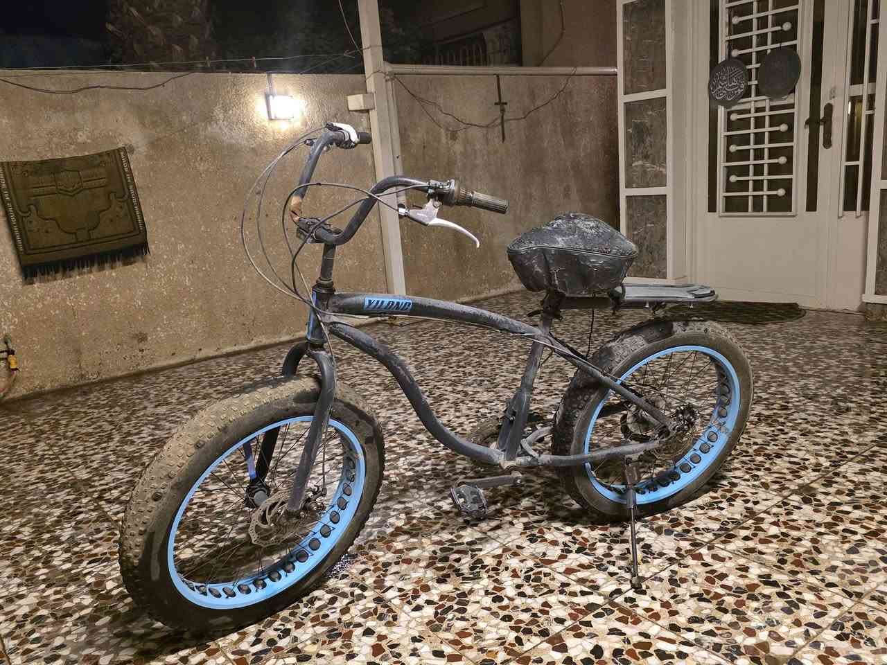للبيع بايسكل فات بايك (Fat Bike) ماركة YILONG.
البايسكل مستعمل وحالته مثل الصور، شغال ويمشي طبيعي، التواير عراض ومناسب للشارع والتراب.
بيه فرامل دسك أمامي وخلفي، وحامل خلفي.
الملاحظة الوحيدة: الستيرن يحتاج تصليح أو تبديل لأن بيه مشكلة، و الكير  مالتة همين 
للتواصل واتساب :  *********** 
(وعن تجربة صراحة بهذا البايسكل تنسة شي اسمة تايرات )
١٠٠ الف وبي مجال
