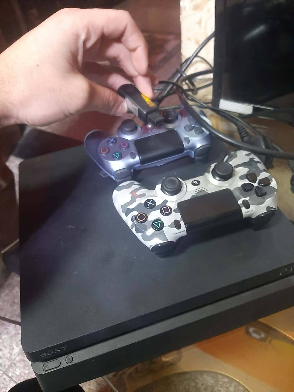 مرحبا عندي بلي فور للبيع كامل مواصفات السعر 250 الف ام هكر هذا رقم موبايلي ***********4
