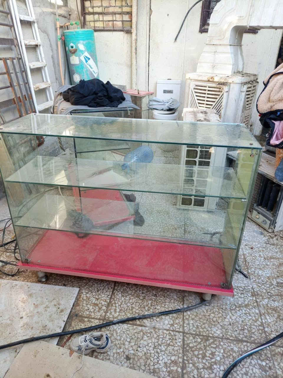 فاترينات للبيع عدد ٣ سعرهن ١٥٠ مكاني بغداد حي النصر للتواصل ***********
