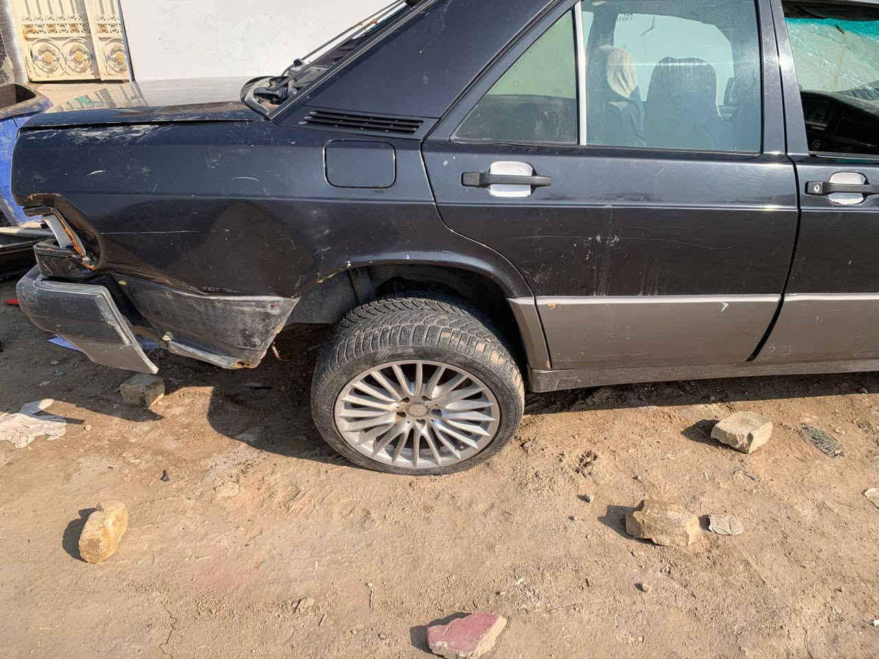 السلام عليكم 
مارسيدس موديل 1991 رقم اربيل جديد سياره مكينه محور ثنين ونص جديده وما بيها كلشي ضرر السياره واضح بل الصور 
مكان السيارة الديوانية قضاء البدير 
***********
السعر 25 مجال قليل
