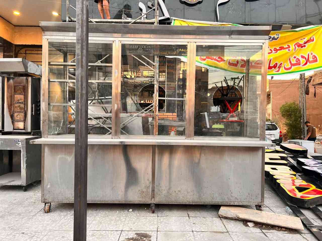 غراض مطعم للبيع 
شوايه كص هيا وشيشها وستانها ب١٧٥
طباخ عين وحده سل استيل ثقيل ب١٢٥
طباخ فلافل عين وحده حديد.        ب٥٠
ميز سل استيل غذائي مترين في مترب١٧٥
جام خانه سل استيل غذائي حجم الكبيل 
بوري انجين جام ابو ١٢ 
الطول ٣ متر 
العرض ١ متر 
الارتفاع ٢٥٠٠
السعر ب٧٥٠ 
مفصلها ب١٢٥٠ الف 
مكاني بغداد مدينه الصدر 
***********
