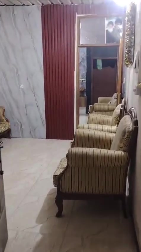 سلام عليكم عندي بيت للبيع تجاوز مساحه 150مربع عدد الغرف ٢الحمامات ٢صاله ومطبخ وستقبال مناور ٢ مكان البيت الامين ثانيه بشارع المكاتب خلف مخبز الساعدي ***********
