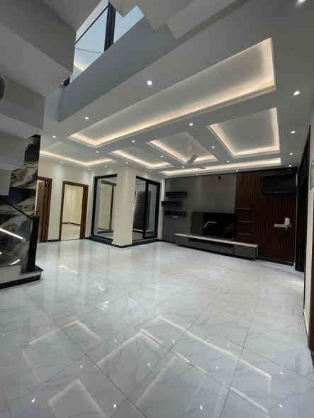 ✅ دار حديث للبيع بناء بأعلى المواصفات ✅

📍 العنوان : الكرادة - مقابل كباب البدوي   

📐 مساحة الدار : 266 متر 

📏 واجهة الدار :  8 متر  

🔺محتويات الدار🔺 6 غرف نظام سويت + غرفة خدامة + صالة كبيرة + هول داخلي عدد 2 + 3 حمامات + حديقة + كراج سيارة

📃 الدار (سند مستقل) بأسم شخص واحد

☎️ للأستفسار الأتصال على الارقام التالية : 

📲 ***********  —   📲 ***********
 
✅ أو مراجعة مقر الشركة الكائن في (الكرادة - شارع العطار) 

🏢شركة عصر حمورابي للاستثمار والتطوير العقاري🏢

📃 الشركة مجازة رسمياً 📃

❇️نستقبل جميع العروض والطلبات العقارية❇️

🔺 بيع ~ شراء ~ أيجار 🔺
