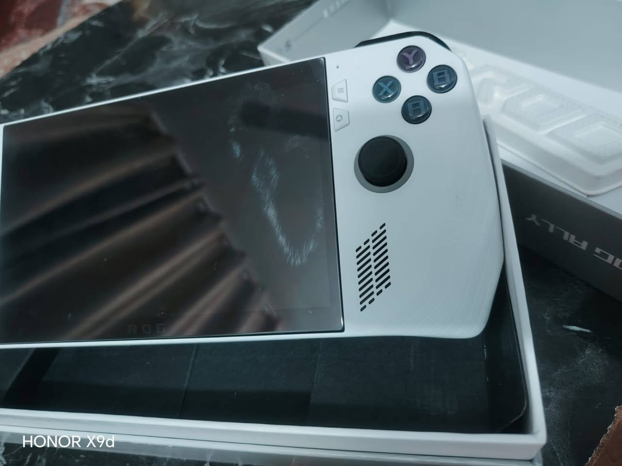 للبيع جهاز
ASUS ROG Ally Z1 Extreme
الحالة: شبه جديد، استخدام خفيف جدًا، نظيف 100%
المواصفات:
المعالج: AMD Ryzen Z1 Extreme
الرام: 16GB
الخزن: 512GB SSD
الشاشة: 7 إنج 120Hz FHD
الجهاز شغال ممتاز بدون أي مشاكل، ويا الشاحن الأصلي والكارتون بالإضافة الى هب 4 جوستك 
السعر: ( 750,000 د.ع قابل للتفاوض البسيط)
المكان: بغداد
للتواصل: خاص / واتساب ***********
