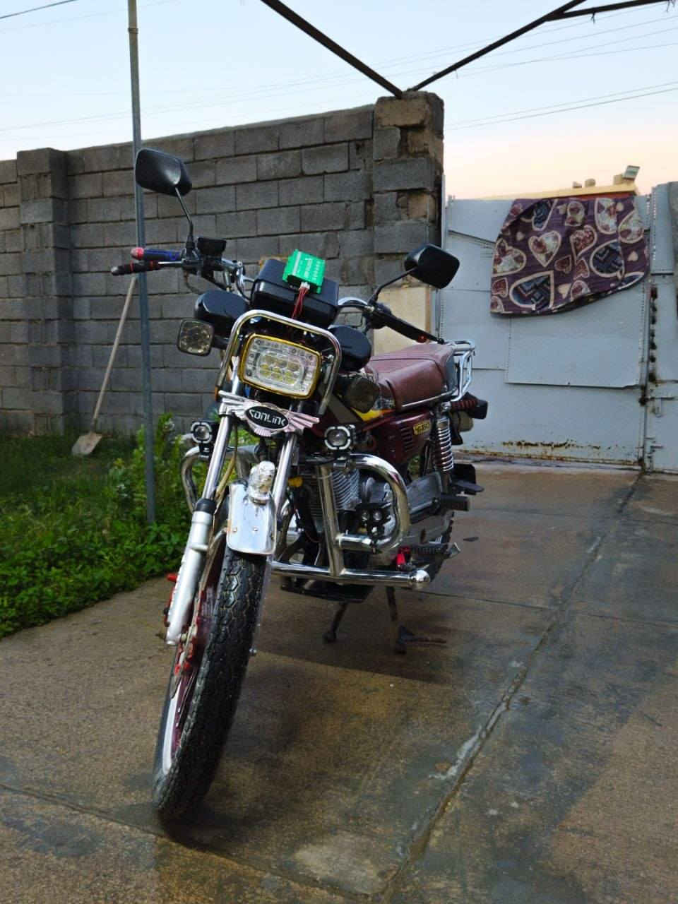 السلام عليكم
للبيع ....

موديل 23 نظافة ومكينه فول وضع شركة 

كماليات......
 هورن اجعله يوكن + بومات عدد 4 اماميات 
+امبي ثري وسماعات دبل + كاسحة محرك + كاسحة خلفيه 
+ بومه فدراليات خلفيه ويا البك لايت + بيت رقم لد 7 الوان والدراجه خير من الله 

تواير 2 جديده ماصارها شهر ..
 
تجي وتشوف بعينك 

السعر 700 الف وبيها مجال للطيبين 

***********

مكاني القائم حصيبه
