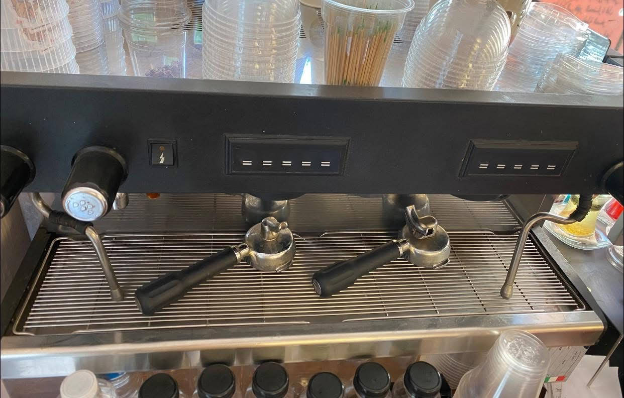 مطحنه قهوه 300 الف
مكينه اسبريسو ماجستا نظافه 95‎%‎ مستخدم 3 اشهر فقط  السعر 10 اوراق

***********
