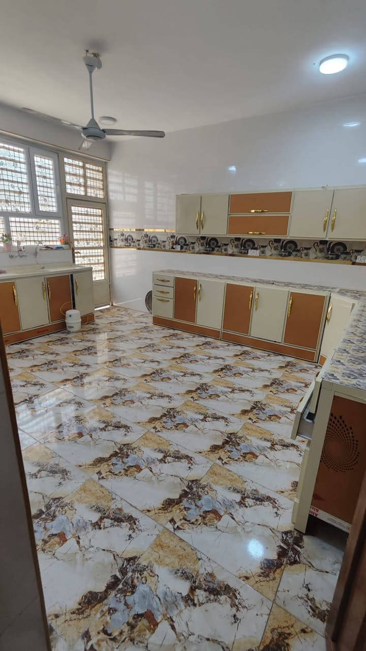 بيت للبيع في قرية شتال بناء حديث قرب جسر خرنابات المساحة 300 متر ثلاث غرف نوم وصاله ومطبخ واستقبال صحيات داخل وخارج السعر 85 وبي مجال حك الجيه للاستفسار//***********//***********
